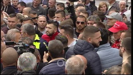 RTV Ora - Protestuesit "masakrojnë" me grushta të infiltruarin, protesta zhvendoset te Kryeministria