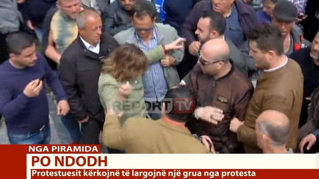 Report TV - Protesta e opozitës/ Përplasen fizikisht një burrë dhe një grua