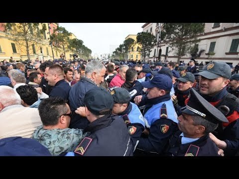 RTV Ora -Opozita mbi 3 orë protestë para Kuvendit dhe te Piramida, rrihen 'të infiltruarit