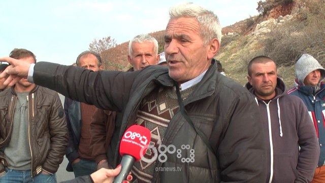 RTV Ora - Na mashtruan për rrugën , banorët e Lubonjës bllokojnë punimet e TAP