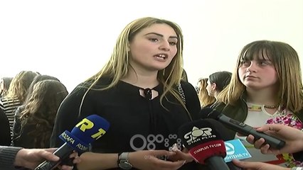 RTV Ora - Shkodër: Studentët në protestë, thyhen xhamat e fakultetit