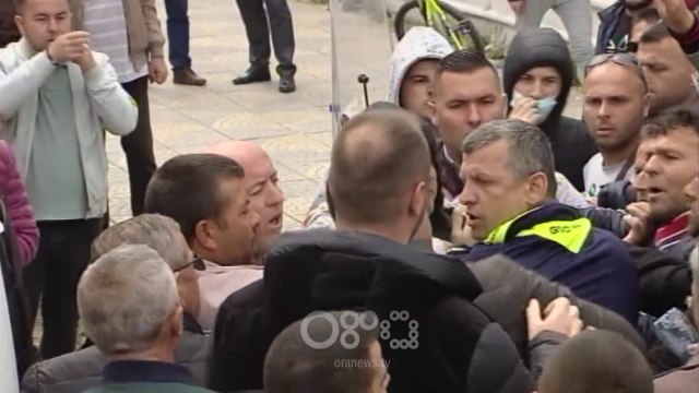 RTV Ora - Opozita mbi 3 orë protestë para Kuvendit dhe te Piramida, rrihen 'të infiltruarit