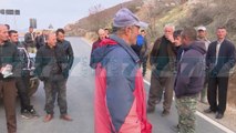 KORÇE, BANORET E DISA FSHATRAVE NE PROTESTE PER RRUGEN - News, Lajme - Kanali 7