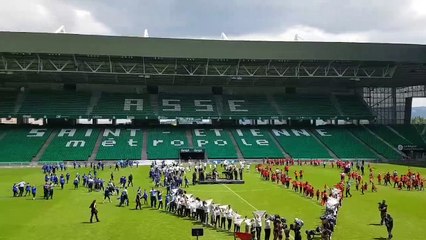 Des gendarmes obligés de danser dans une ambiance bonne enfant