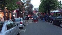 Report TV -Përfshihet nga flakët një makinë në Elbasan