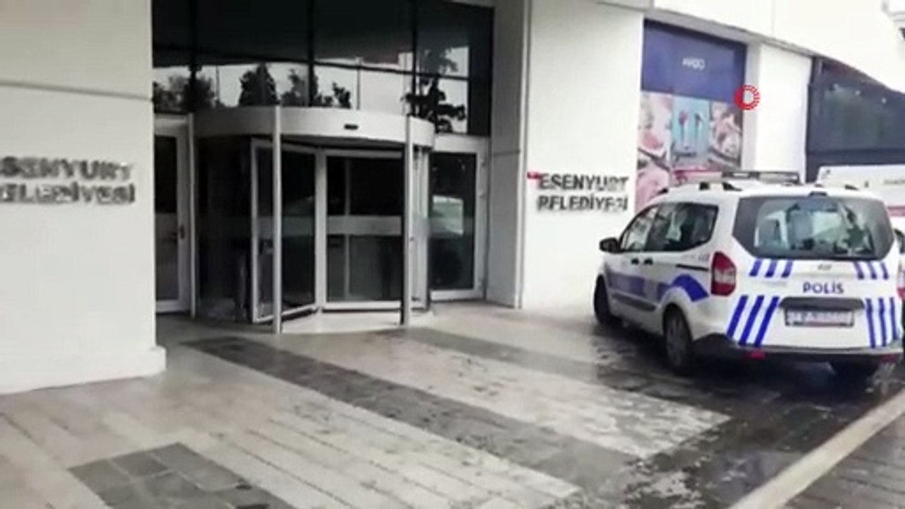 Esenyurt Belediyesi'nde bıçaklı saldırgan paniği