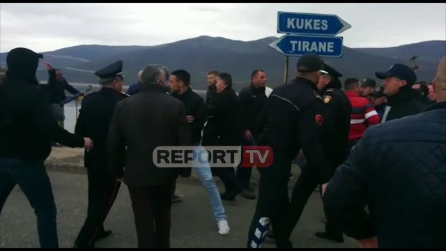 Rama niset për në Kukës, disa banorë bllokojnë rrugën dhe debatojnë me policët