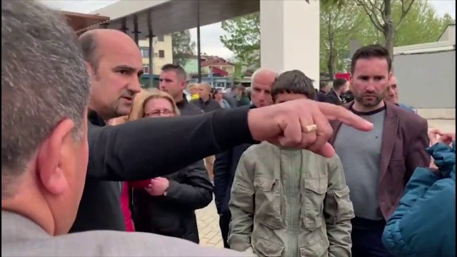 Banorët e Kodër-Kamzës dalin në mbrojtje të shkollës së re: Do jemi këtu çdo ditë