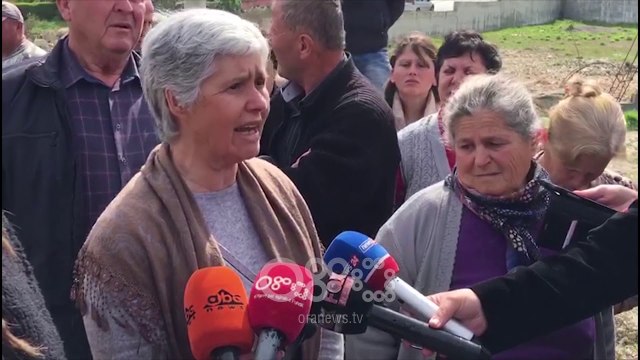 RTV Ora - Banorët e Mbrostarit në protestë: S'kemi rrugë për të shkuar në shtëpi