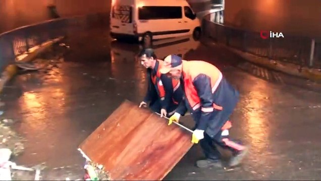 Alt Geçitte Mahsur Kalan Araçların İmdadına İtfaiye Yetişti