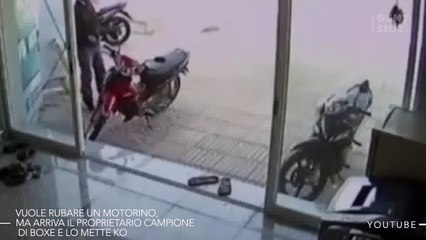 Un ladro prova a rubare un motorino