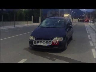 Report Tv - Korçë/ Automjeti merr përpara motoçikletën, plagoset çifti i bashkëshortëve
