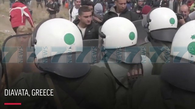 SERISH TENSIONE NE GREQI, EMIGRANTET PERLESHEN ME POLICINE - News, Lajme - Kanali 7