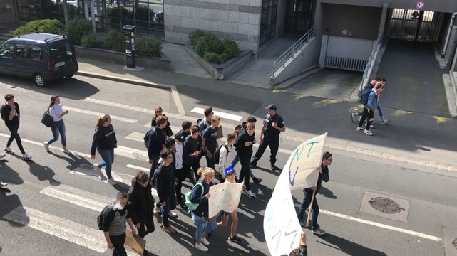 Une centaine de lycéens malouins marchent pour le climat