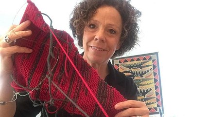 سياسية كندية تغزل وشاحا "ذكيا" يعكس درجة التمييز الجندري في البلدية