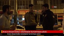 Araca sıkışan kediyi vatandaşlar kurtarmaya çalıştı.