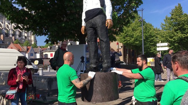 L'homme sur sa bouée est de retour quartier Saint-Leu à Amiens