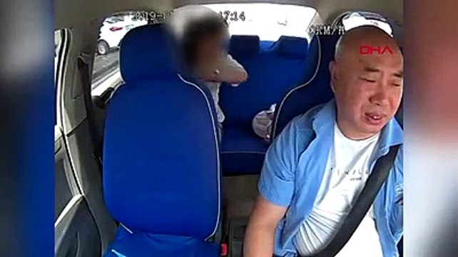 Taksici, bebeğini darp eden kadını polise teslim etti