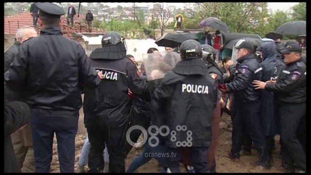 RTV Ora - Tek Bulevardi i ri, të rinjtë nga çatia godasin me gurë policinë, ata mbrohen