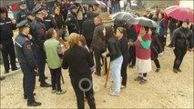 RTV Ora - Bulevardi i Ri, banorët mbrojnë banesat, përplasen me policinë me gurë e lopata