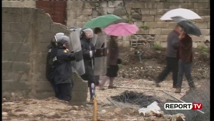 Me gurë dhe shkopinj në duar,momenti ku policit qëllohet me gurë e i thyhet mburoja