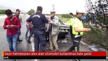 Seyir halindeyken alev alan otomobil kullanılmaz hale geldi