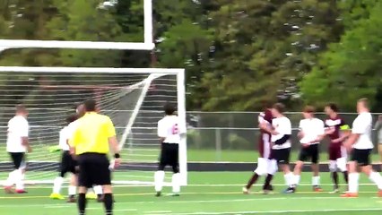 Un footballeur marque un but des fesses sur corner