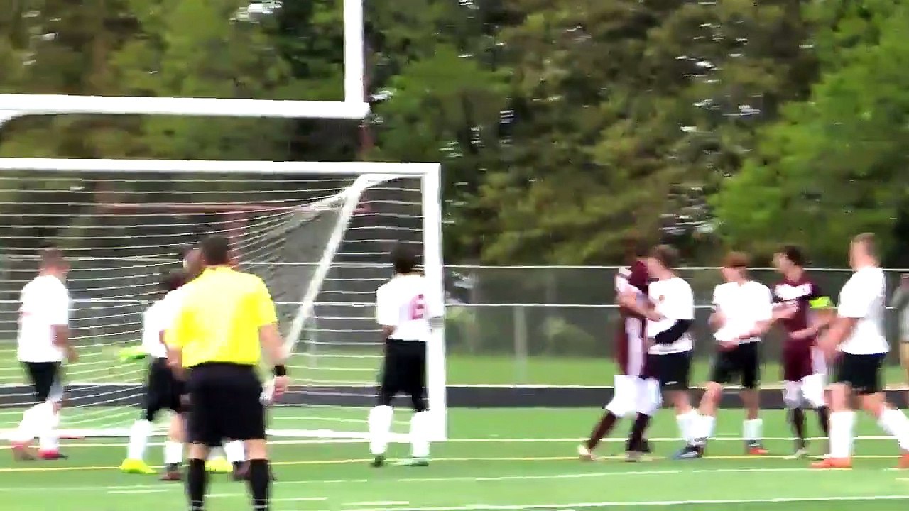 Un footballeur marque un but des fesses sur corner