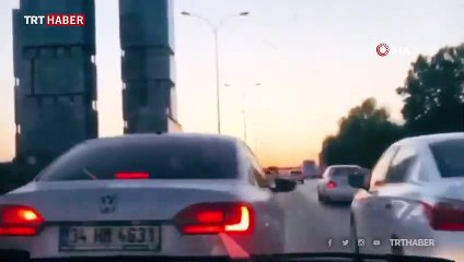 Sürücülerin trafikte makas yarışı kamerada