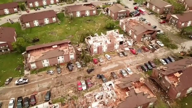 Un drone filme les dégâts des tornades qui se sont abattues sur le Missouri ces derniers jours