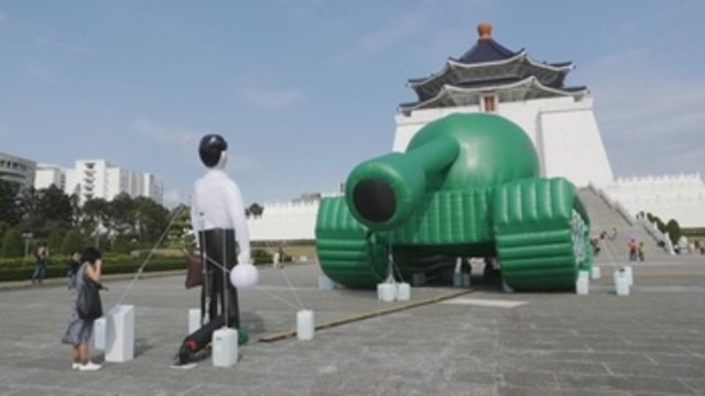 Un hombre del tanque inflable recuerda la matanza de Tiananmen desde Taiwán