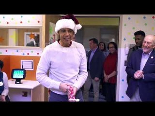 Obama plays Santa at children&#39;s hospital in Washington, DC