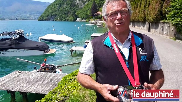 Lac d'Annecy : un bateau dépollueur unique en action dans la baie de Talloires