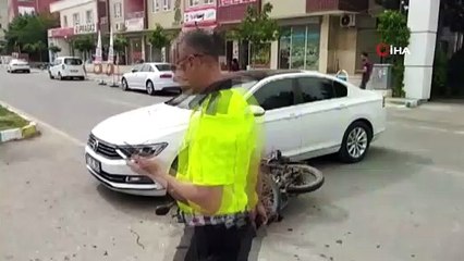 Lüks otomobile çarptı, motosikletini bırakıp kaçtı