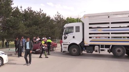 Kamyon, park halindeki otomobile çarptı