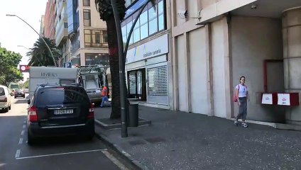 Operarios de Urbaser limpian la sede de Coalición Canaria