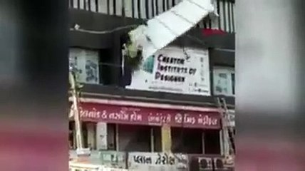 Hindistan'da yangın çıkan eğitim merkezinde öğrenciler camdan atladı