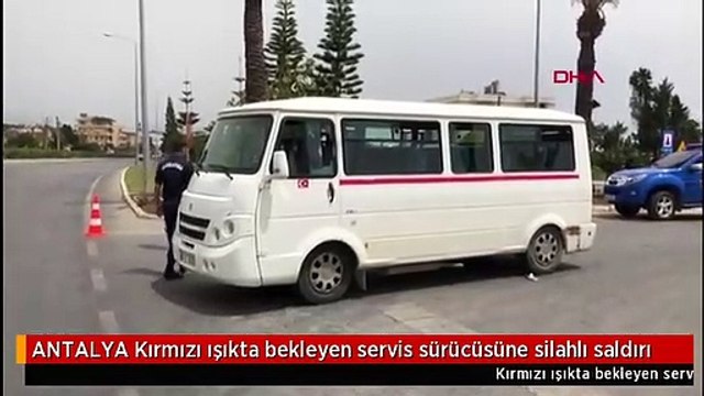 ANTALYA Kırmızı ışıkta bekleyen servis sürücüsüne silahlı saldırı