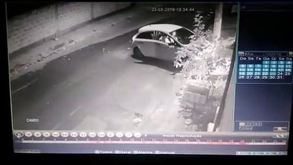 Policial reage a assalto e atira em bandidos
