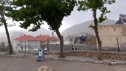 Tufanbeyli'de kuvvetli fırtına çatıları uçurdu