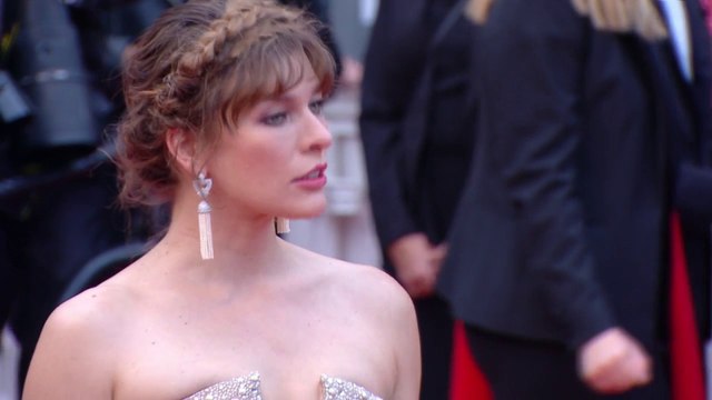 Milla Jovovich scintille sur le tapis rouge - Cannes 2019
