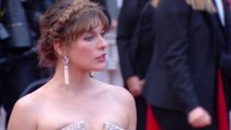 Milla Jovovich scintille sur le tapis rouge - Cannes 2019