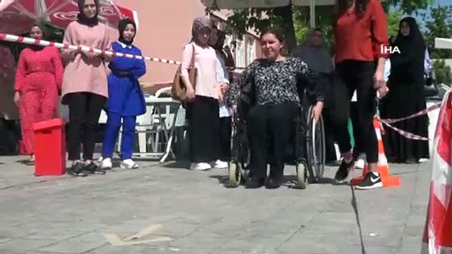 Engelliler için 'Empati Parkuru'nda yürüdüler