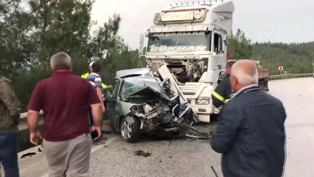 Tırların arasında kalan otomobildeki sürücü yaşamını yitirdi
