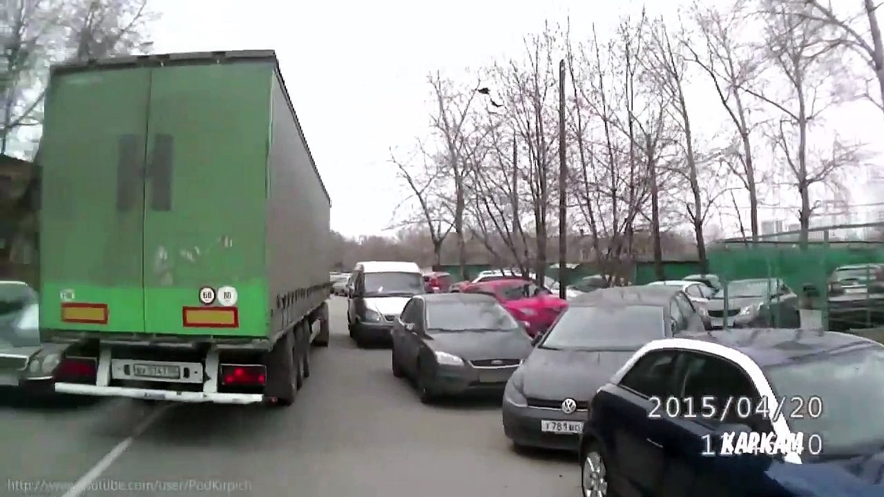 Un camion emporte une voiture dans un virage et ne se rend compte de rien