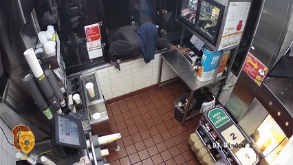 Ce braqueur a beaucoup de mal à ouvrir la caisse de ce fast-food !