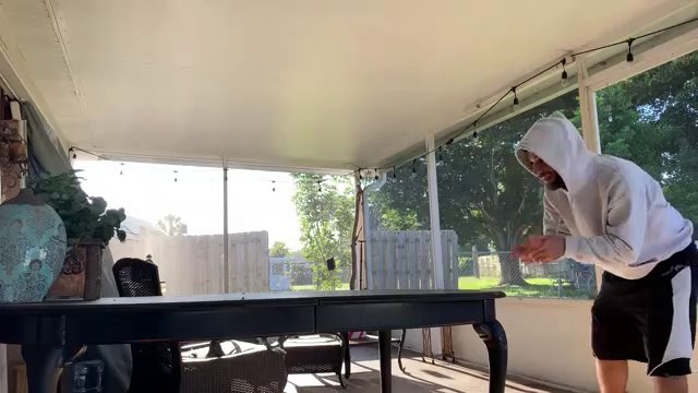 Il joue avec son écureuil de compagnie et c'est adorable