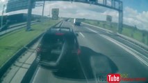 Un conducteur rattrape un camion qui lui a coupé la route et le stoppe en pleine autoroute