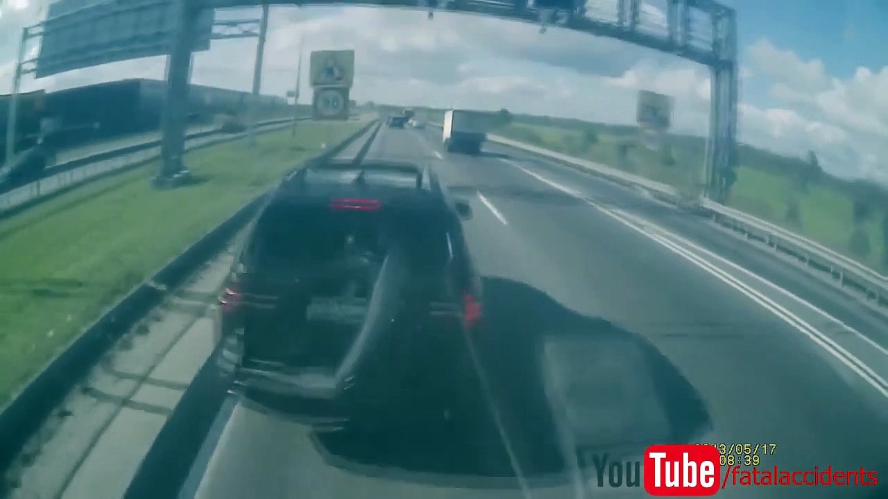 Un conducteur rattrape un camion qui lui a coupé la route et le stoppe en pleine autoroute
