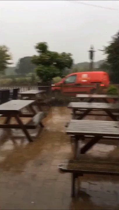 Il filme un éclair impressionnant juste devant lui